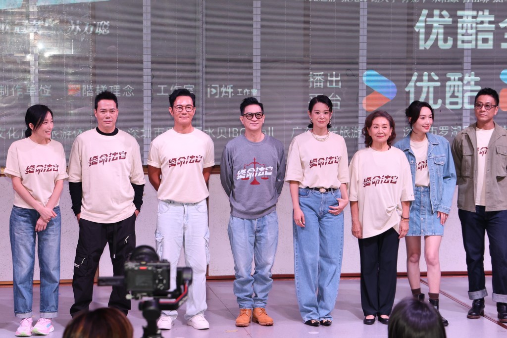 左起︰谷祖琳、謝天華、張兆輝、張家輝、胡杏兒、鮑起靜、蔡思韵與朱栢康現身《絕命法官》記招。