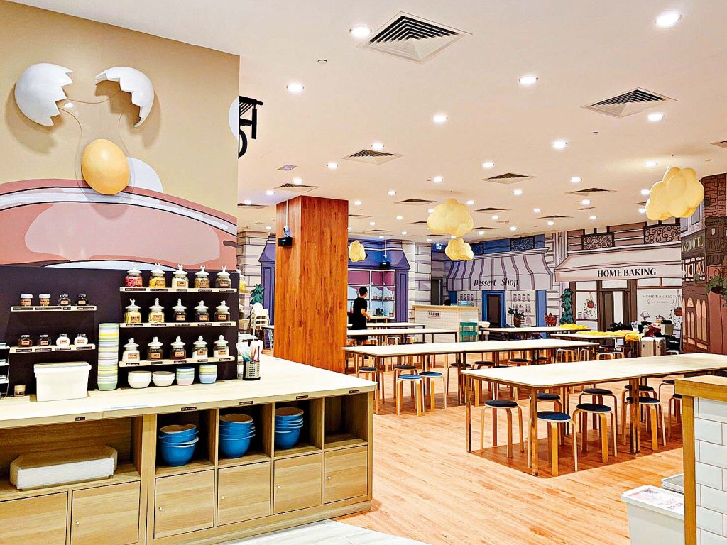 烘焙所需的工具和食材都整齐摆放，方便客人使用。