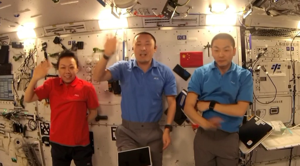 黎家盈等乘组员继续在太空站进行各项实验。 黎家盈等乘组员继续在太空站进行各项实验。