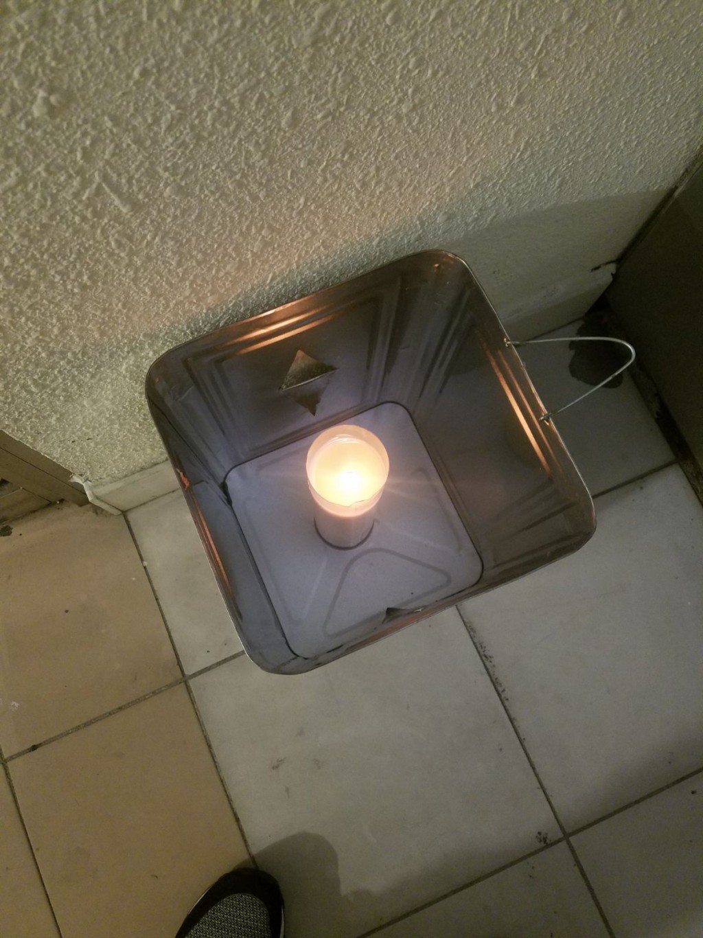 死者住所外燃點白蠟燭