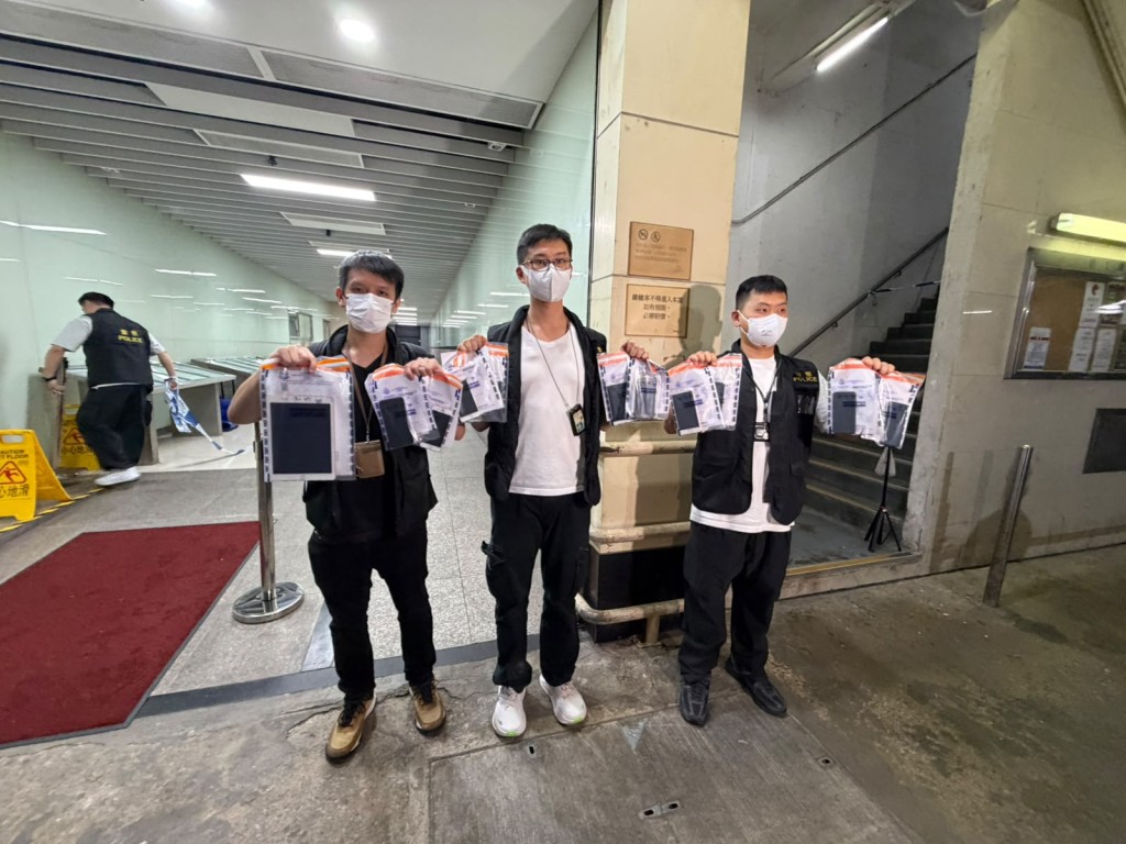 警方檢取12部手提電話、1部平板電腦及多張電話卡。 警方檢取12部手提電話、1部平板電腦及多張電話卡。