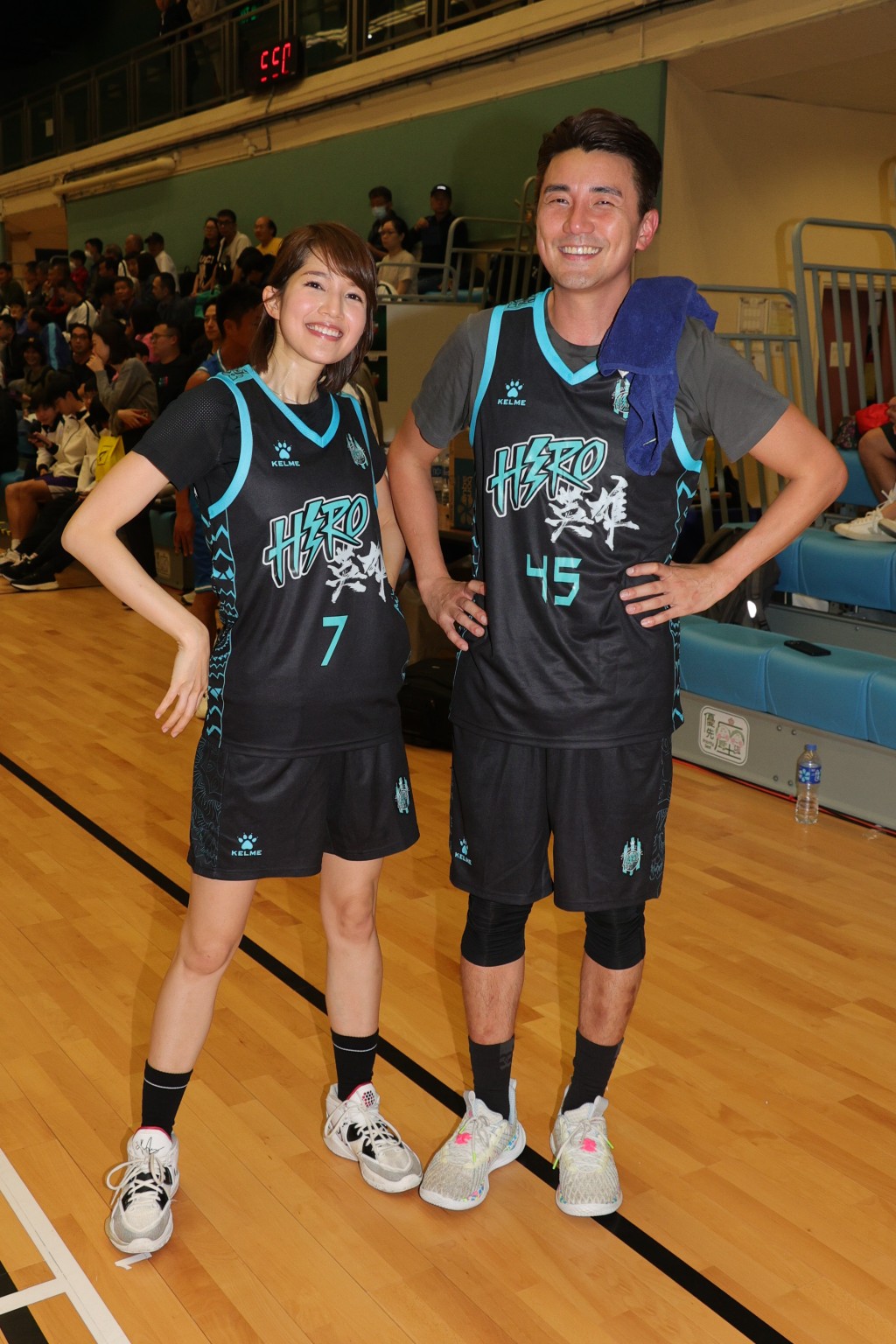 洪永城与苏皓儿等元旦参加篮球赛。