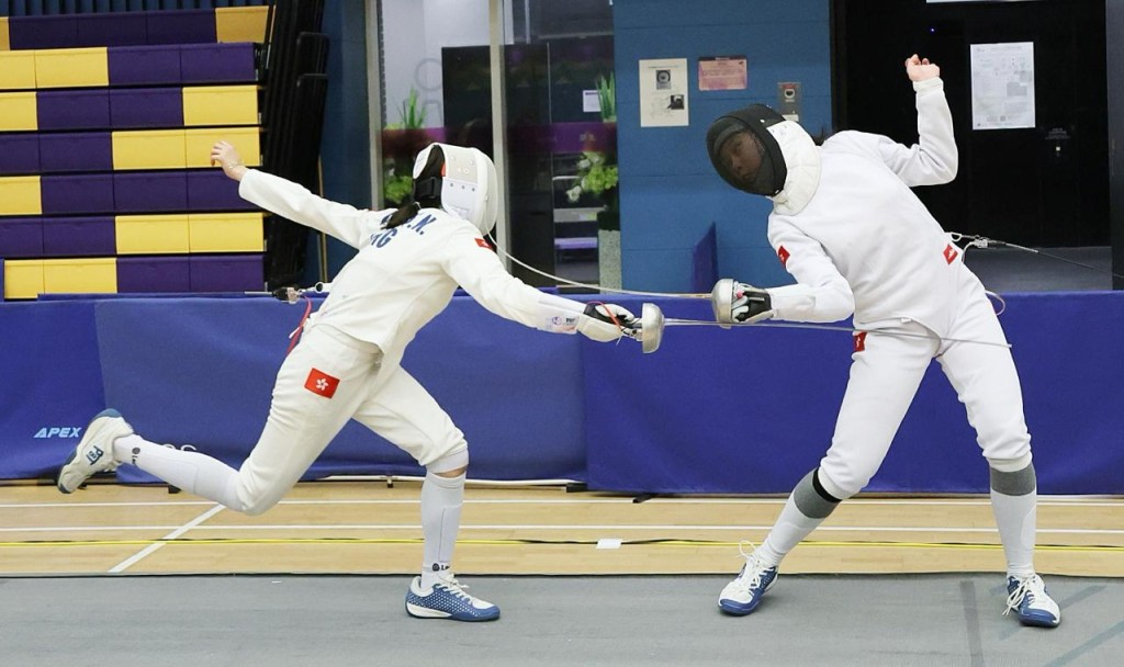 女重「少年組」決賽，李懿穎（右）勝鄧詩雅（左）。徐嘉華攝