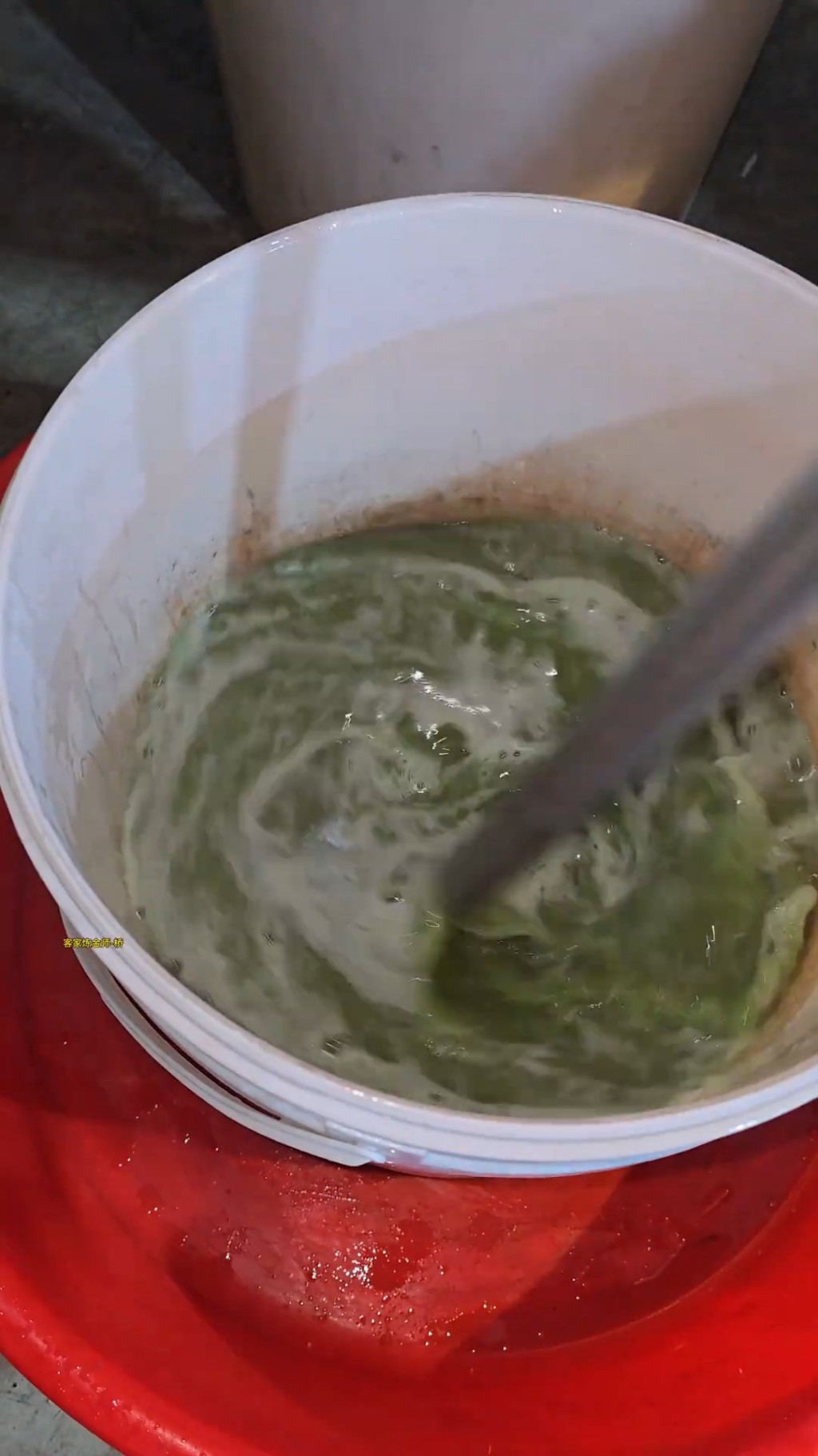 男子將舊SIM卡提煉出黃金。抖音@客家煉金師-橋 男子將舊SIM卡提煉出黃金。抖音@客家煉金師-橋