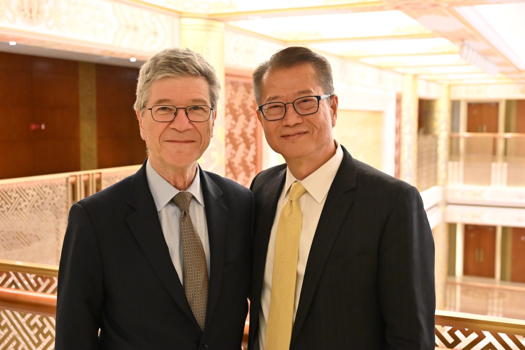 陳茂波（右）出席中國發展高層論壇2026，並與哥倫比亞大學教授Jeffrey Sachs（左）合照。