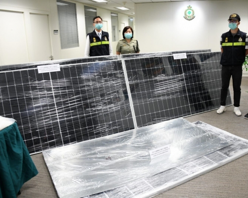 海關在太陽能板內檢獲180公斤冰毒，市值1.2億港元。
