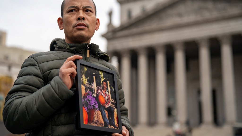 葛彥峰（音譯）手持弟弟郭朝峰（音譯）的照片見記者。 路透社