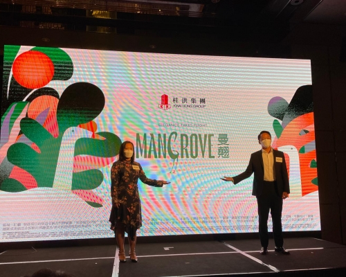 桂洪凌俊伟(右)表示，红磡马头围道项目今日命名为曼翘。旁为莫洁雯


