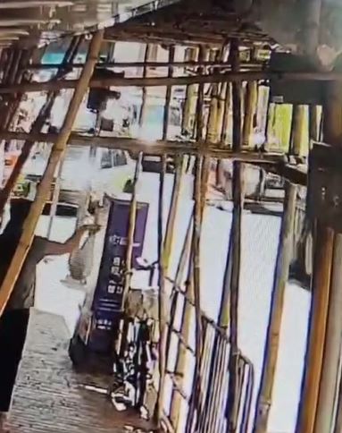 尾隨另一部私家車駛至，車身輾過老婦。fb馬路的事討論區 