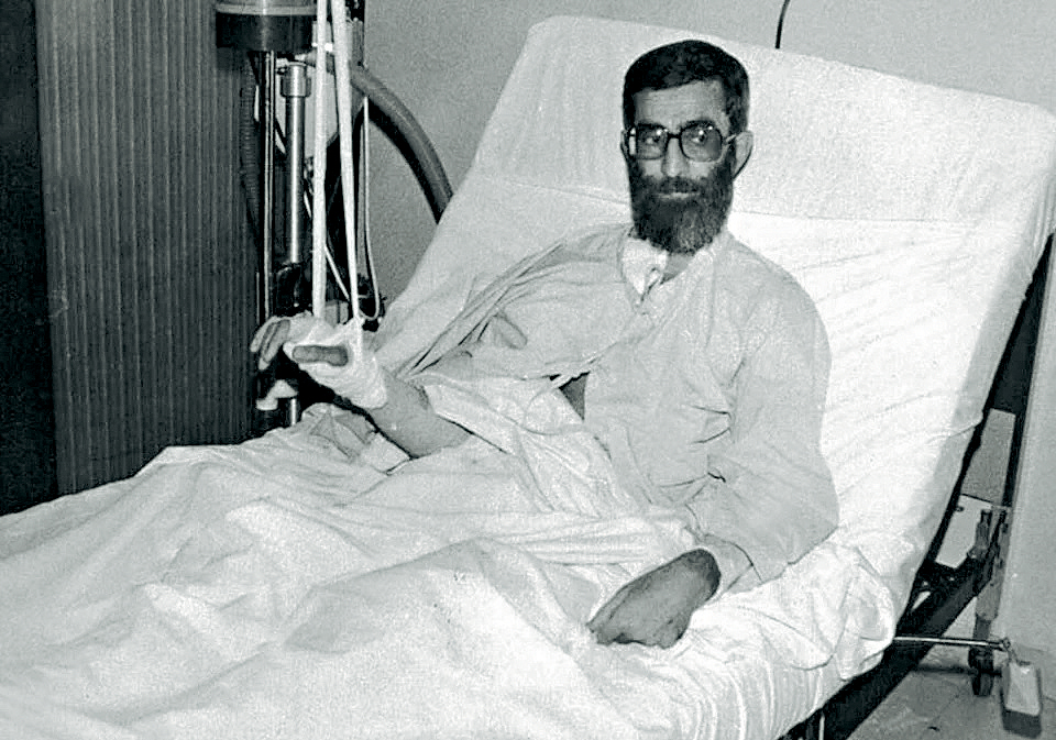 1981年正競選總統的哈梅內伊，遭遇暗殺受傷。