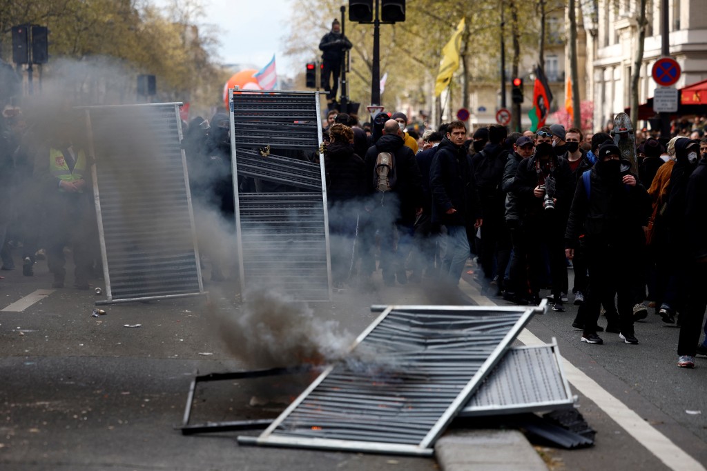 法国内政部指，周四(6日)全国有57万人参加罢工和示威活动，少于一周前的74万人。 路透