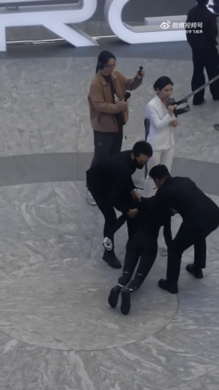 小鵬人形機械人首秀摔趴,要由工作人員抬走。 小鵬人形機械人首秀摔趴,要由工作人員抬走。