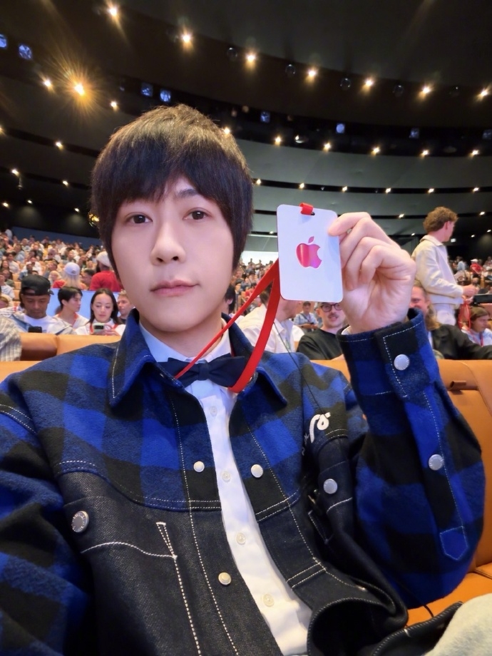 五月天阿信出席苹果发布会。 微博
