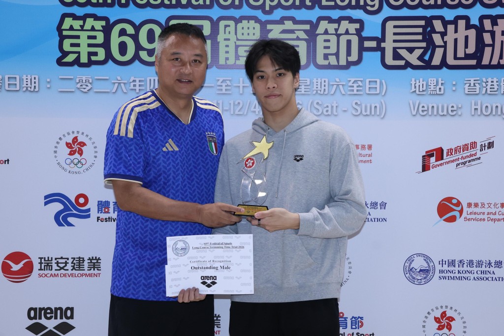 麥世霆在港隊總教練陳劍虹手上取得全場傑出男泳員獎。徐嘉華攝
