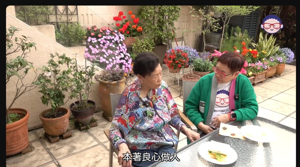 梁葆贞与汪曼玲在花园一张玻璃长枱坐下边叹茶边闲聊。  ​