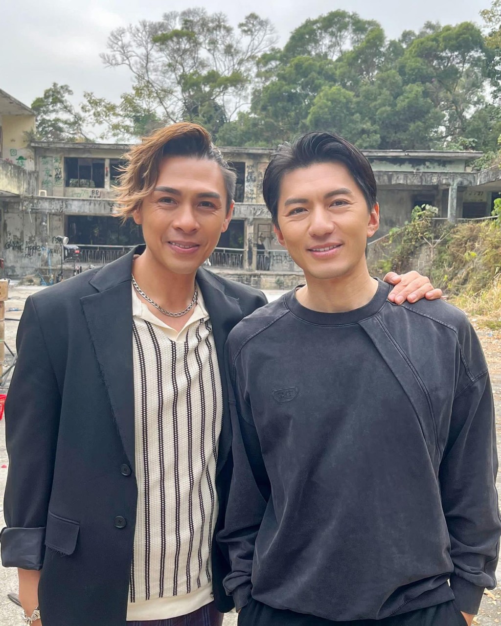 剧中拍档陈少邦近日在IG分享两人的合照。