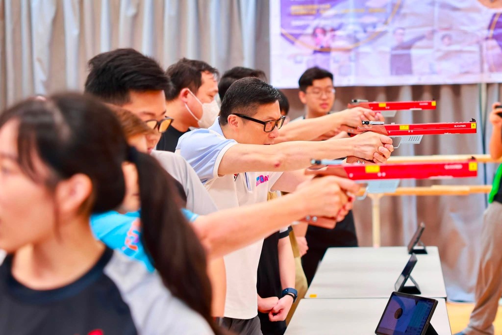 鄧炳強與市民一同玩足毽、匹克球、地板冰壺和射擊。鄧炳強FB圖片 鄧炳強與市民一同玩足毽、匹克球、地板冰壺和射擊。鄧炳強FB圖片