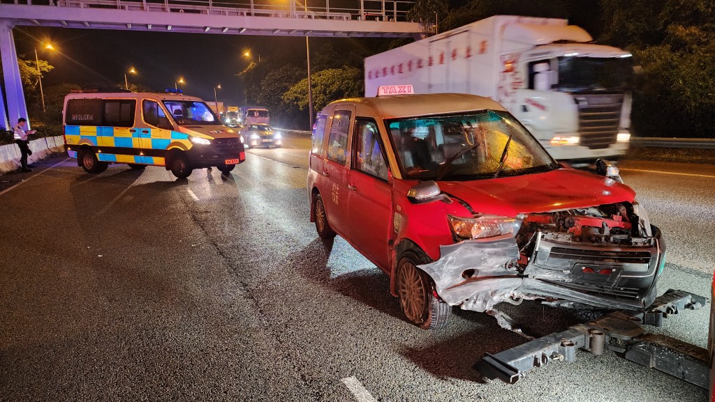 吐露港公路半小時內兩車禍 的士翻側兩乘客被困 清醒送院
