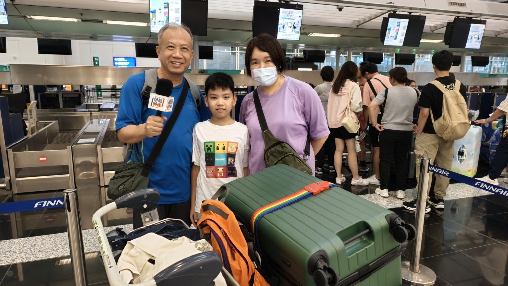 市民何先生與家人今日專登提早5小時從元朗搭Uber前往機場。