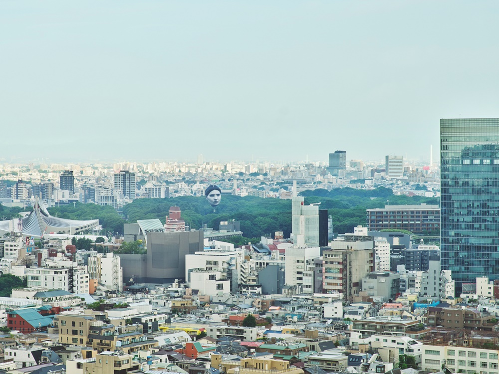 日本東京的天空今日出現一個巨型人頭熱氣球，高度約7層樓。twitter圖片