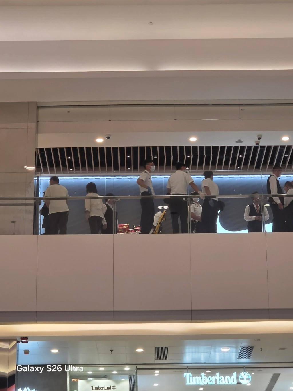 一對夫婦站在屯門市廣場3樓的圍欄旁邊，其間男事主情緒激動跨出欄杆。fb「屯門友」圖片