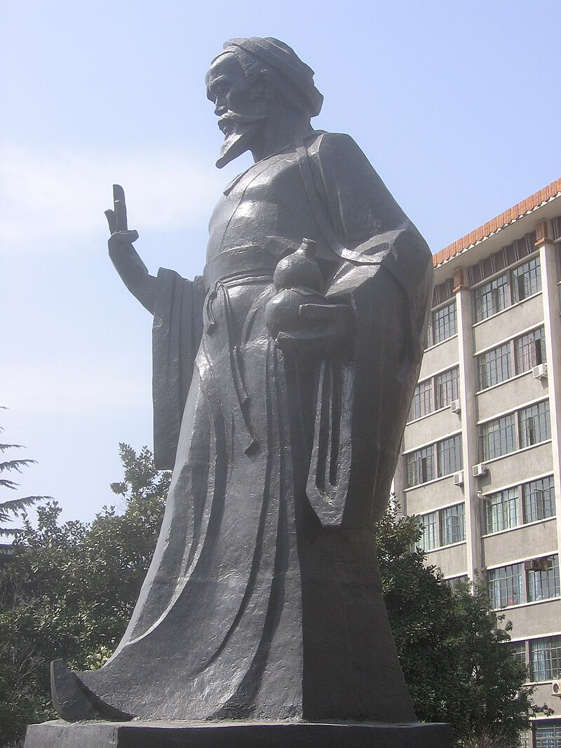 位于安徽合肥的安徽中医大学的华佗塑像（维基百科图片）