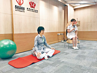班上教授呼吸練習，以及糅合靜觀分娩、催眠分娩及產前按摩的理論和實踐。