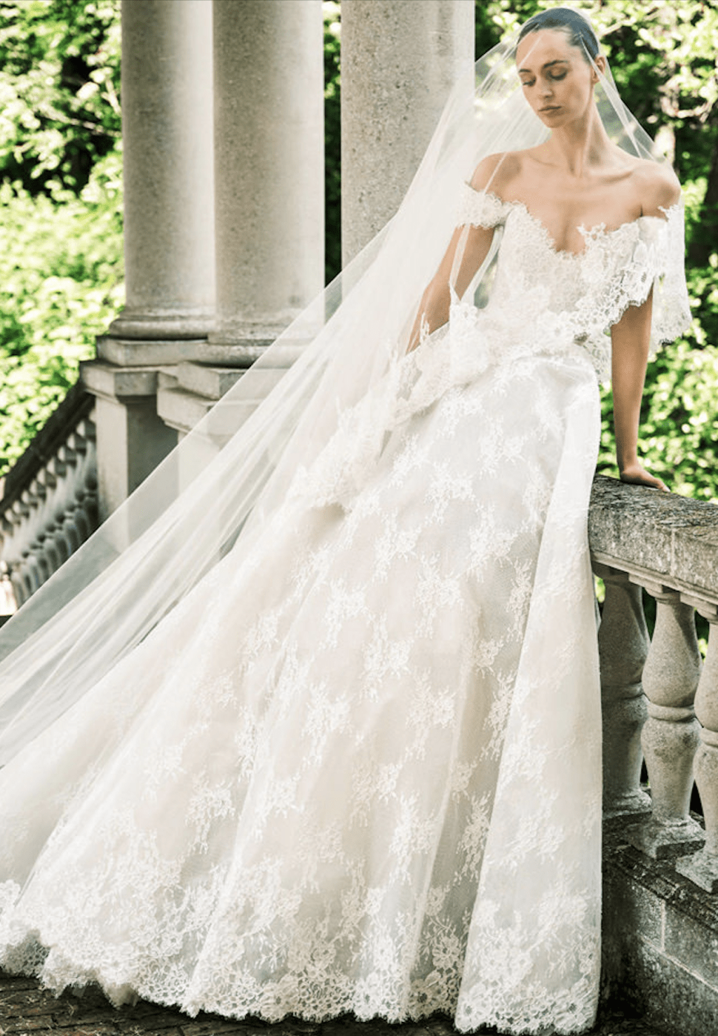 另一襲Elie Saab設計的2025春季婚紗系列作品。