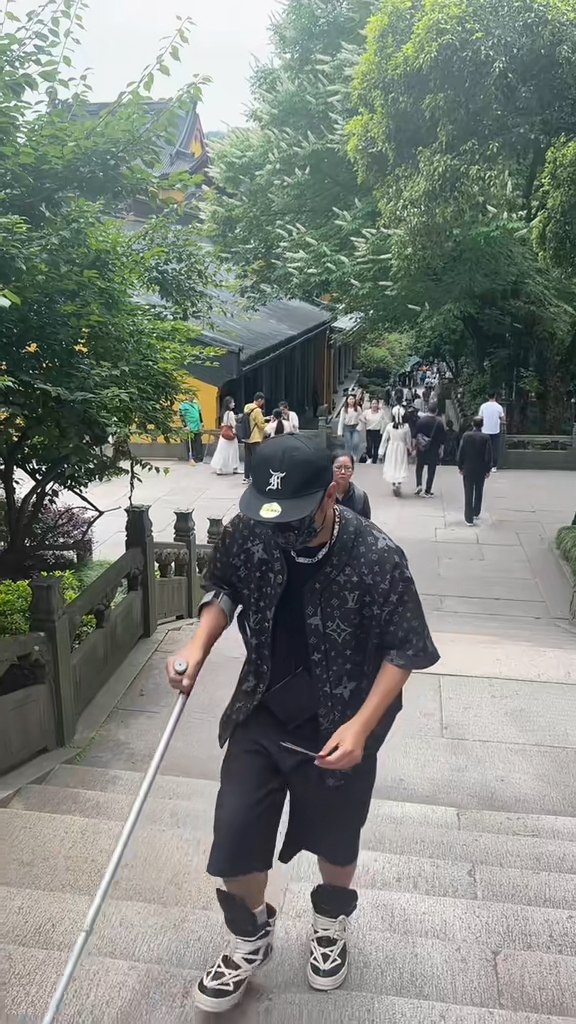 脚伤未愈的陈浩民，近日（9日）在抖音发布了一条拜神影片．