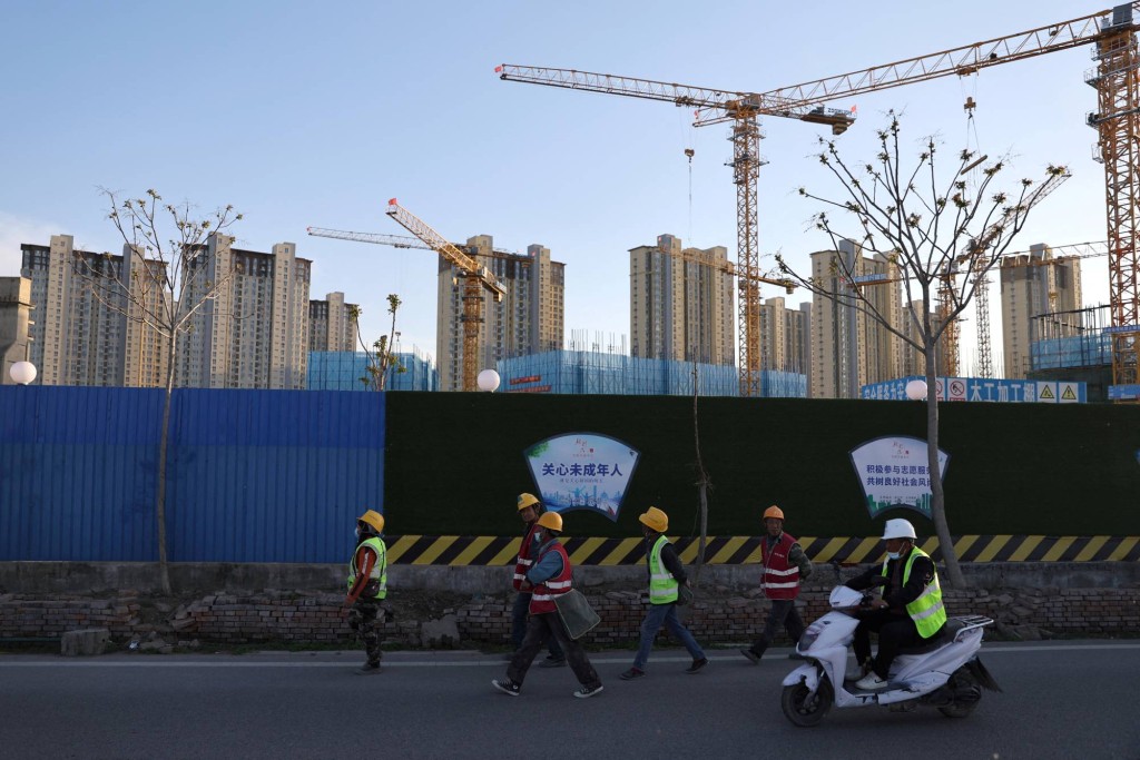 據彭博引述消息指，中國政府擬最快於本月推出「三大工程」的具體實施計劃，為城中村改造、保障性住房，以及平急兩用基建提供至少1萬億元低成本融資，以支撐樓市。