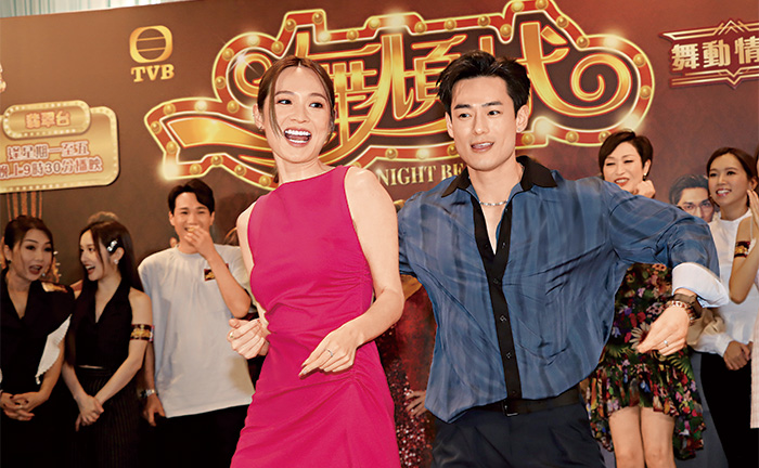 日前，蔡洁和何浩文在《一舞倾城》的宣传活动上，有默契地表演跳舞，兼动作合拍一致。