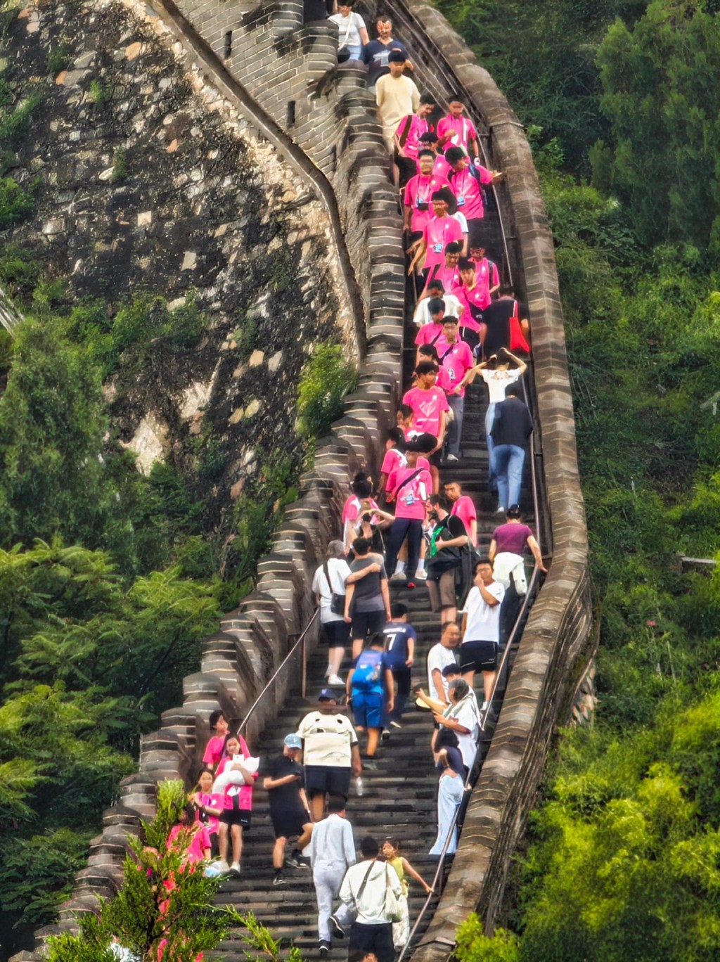 團員前往居庸關長城,親歷其景感受中華民族自古以來保護領土、守護人民的歷史意義及歷史底蘊。 團員前往居庸關長城,親歷其景感受中華民族自古以來保護領土、守護人民的歷史意義及歷史底蘊。