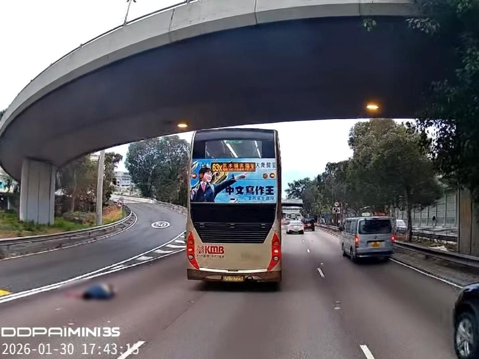 男子疑墮橋倒臥馬路。FB:Ray Tai@屯門公路塞車關注組 男子疑墮橋倒臥馬路。FB:Ray Tai@屯門公路塞車關注組