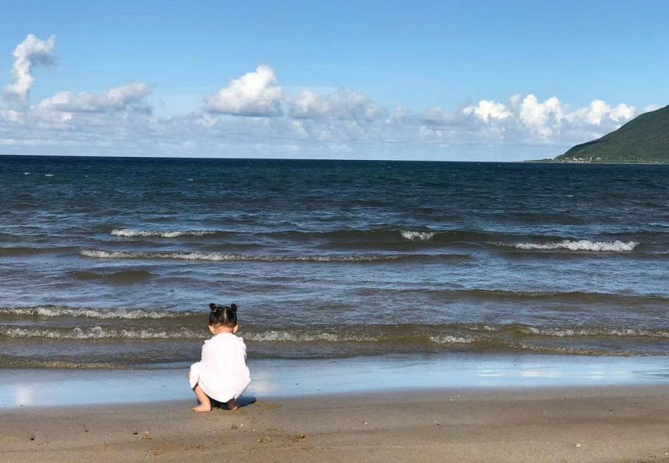 爸爸給女兒拍的照。