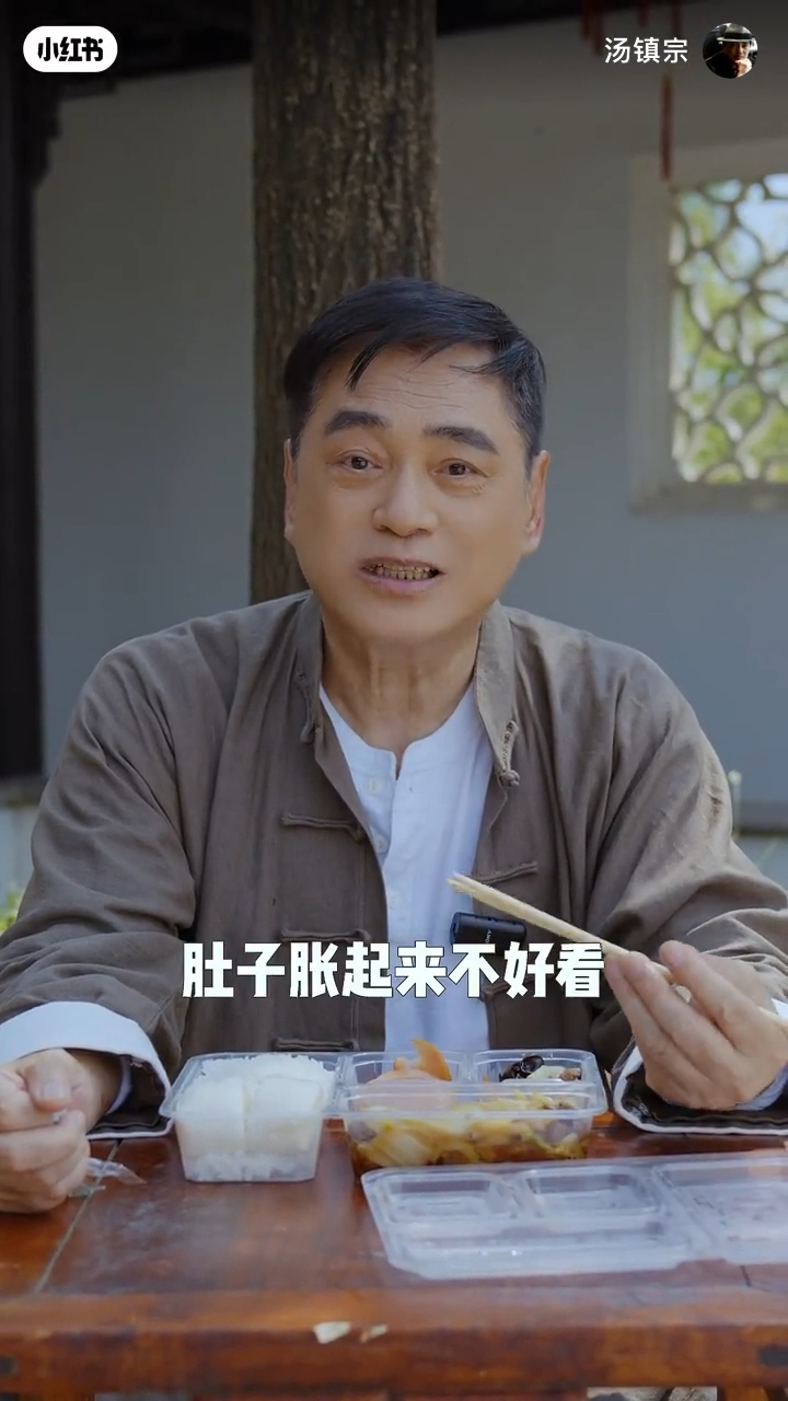 他笑言當年為了上鏡好看,「肚子脹起來不好看」,所以拍戲期間都會嚴格節制飲食。 他笑言當年為了上鏡好看,「肚子脹起來不好看」,所以拍戲期間都會嚴格節制飲食。