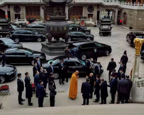 柬埔寨国王西哈莫尼参观上海静安寺，一度被误会是94岁的前国家主席江泽民。（网图）