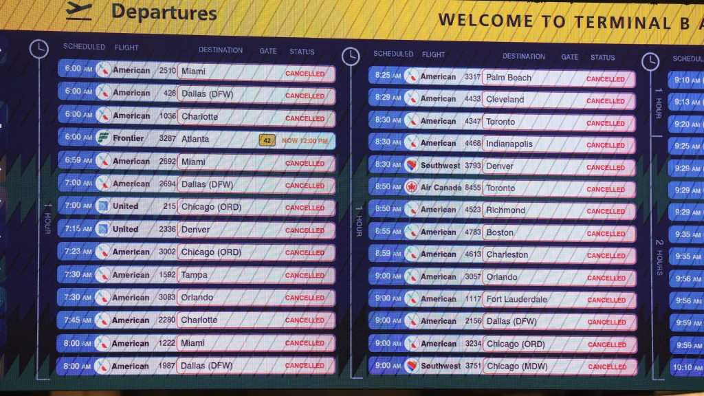 加拿大快運（Air Canada Express）客機在紐約拉瓜迪亞機場撞地面消防車，機場一度關閉。 路透社