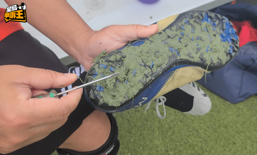 鞋底的草皮胶粒溶化后，会封死鞋钉与鞋钉之间的罅隙，导致球员更易受伤。