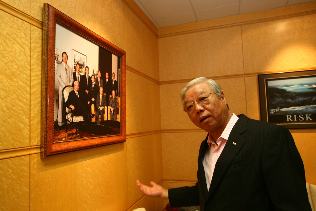 王忠桐的辦公室有不少相片。（東周刊圖片）