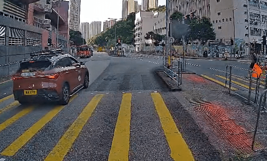 男童衝出馬路驚險過程。fb：香港交通及突發事故報料區