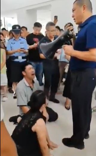 被虐打4小時的賴姓少女的父母，無聲哭跪官員求公道。Ｘ