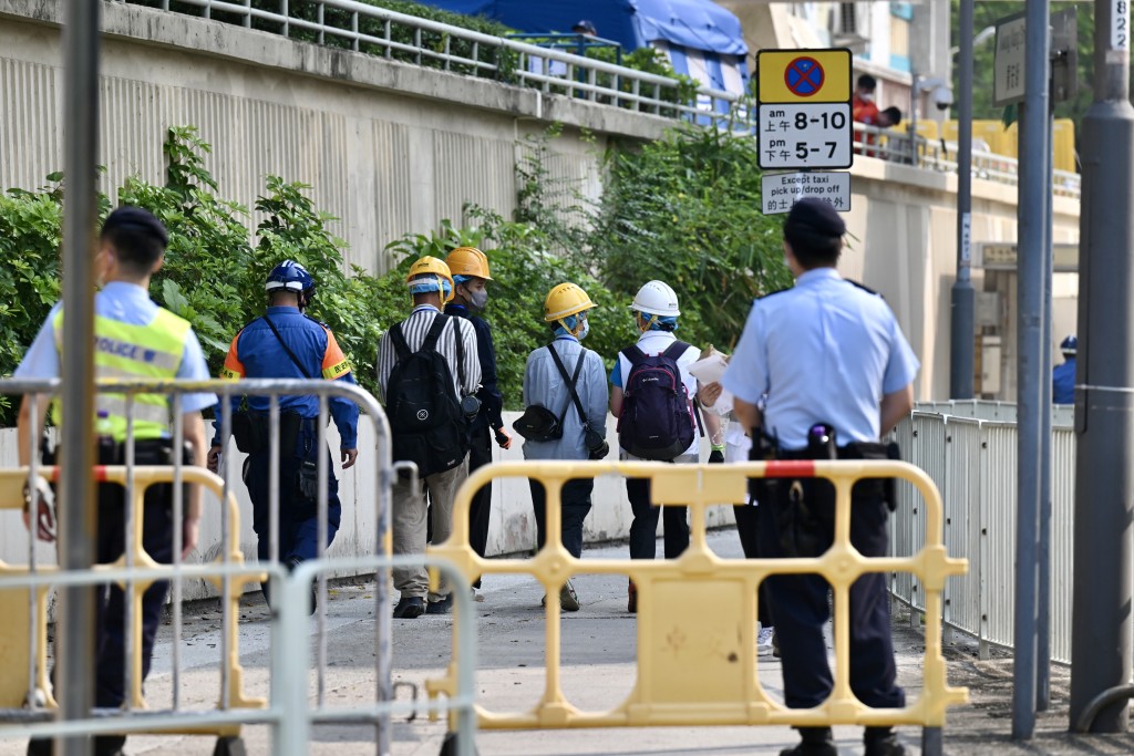 居民早上分批登记上楼。