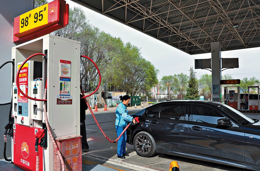 昨日，青海西寧某加油站工作人員給汽車加油。 