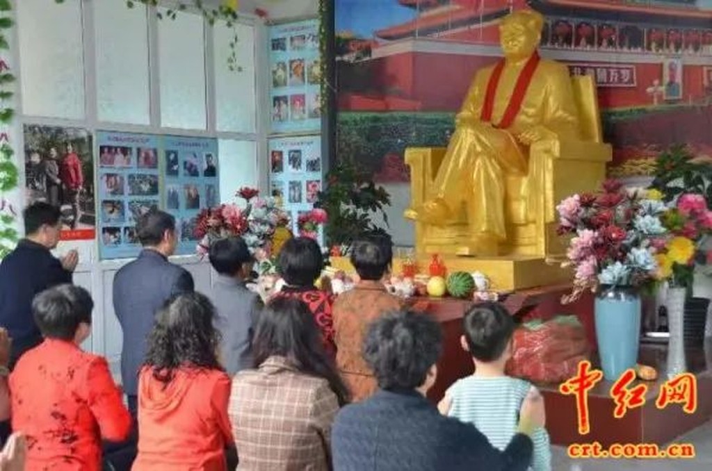 参加揭幕群众在毛主席铜像前许下自己的良好愿望。互联网