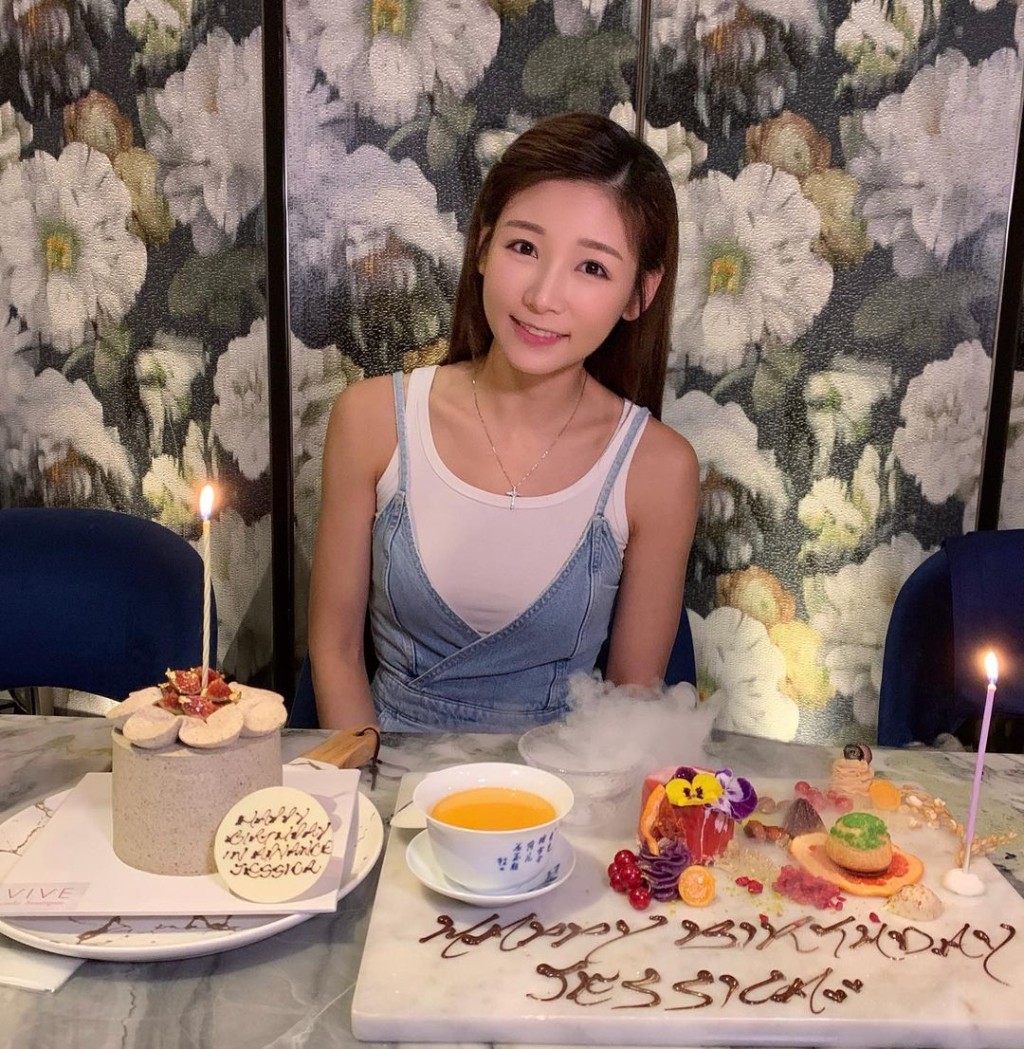 簡淑兒收到多個生日蛋糕。