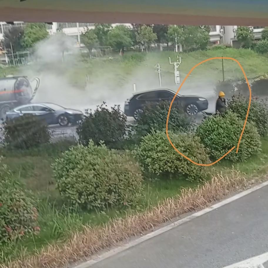湖南氢氟酸罐车追尾撞泄，当局要封路疏散民众清理“化骨水”。抖音