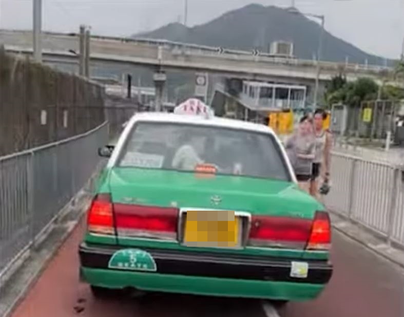 新界的士誤闖單車徑令人側目，途人上前與司機理論。fb車cam L（香港群組）影片截圖