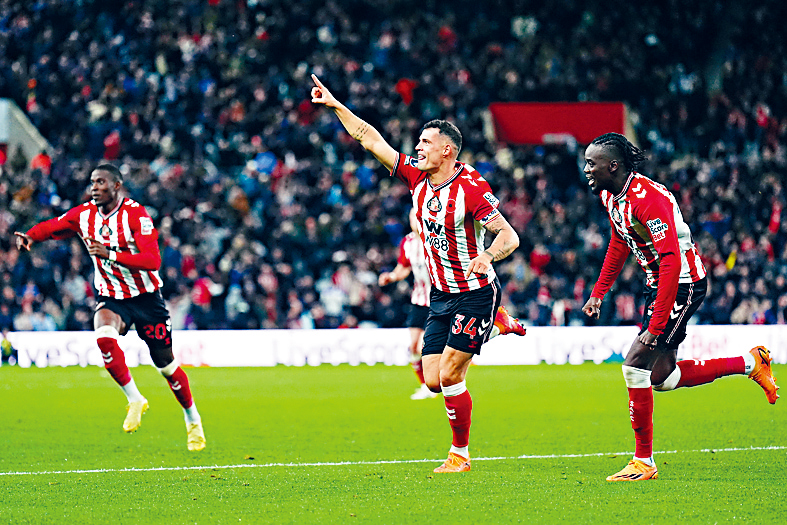 格列沙加（左）射入效力新特蘭第1球。