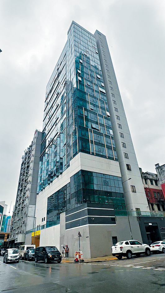 控方展示宏創方閉路電視片段,張家俊否認當中的男子是自己,指該男子是「大隻仔」。