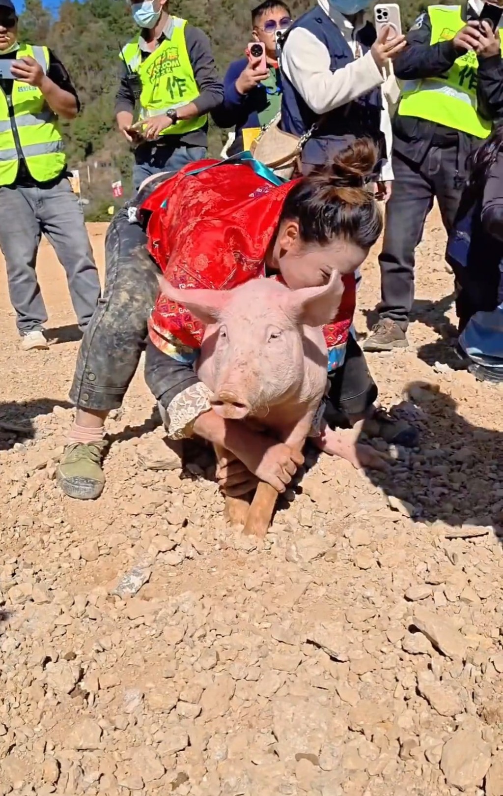 文鳳琴因頻頻抓豬成功而成為網紅。微博@《中國婦女報》 文鳳琴因頻頻抓豬成功而成為網紅。微博@《中國婦女報》